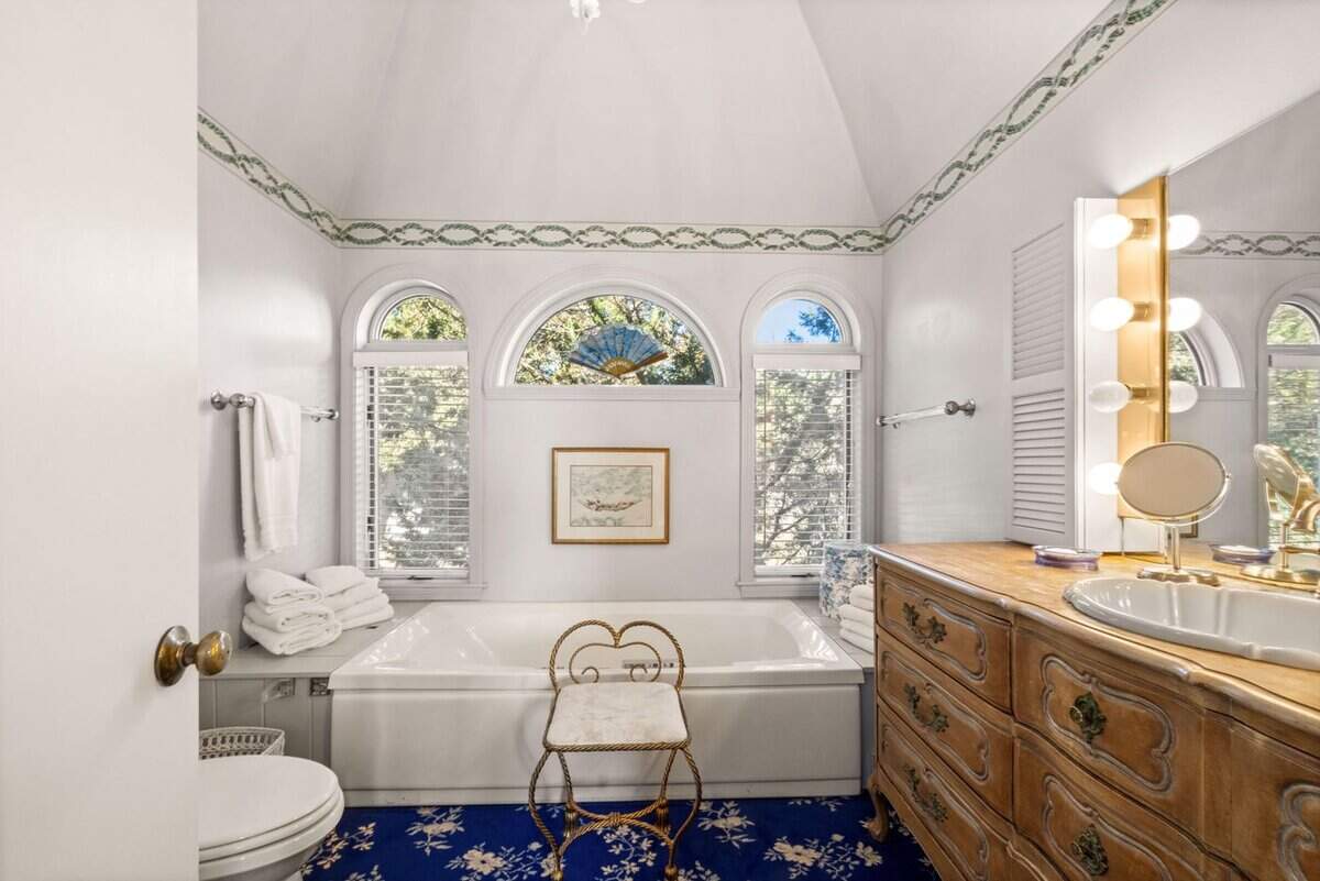 9 Weston Avenue Oak Bluffs MA 02568