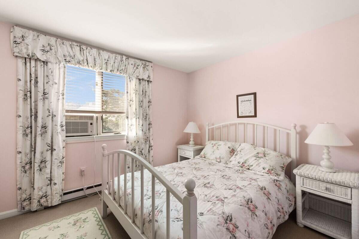 9 Weston Avenue Oak Bluffs MA 02568