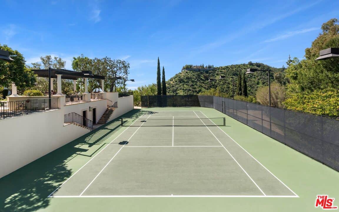 9904 Kip Drive Beverly Hills CA 90210