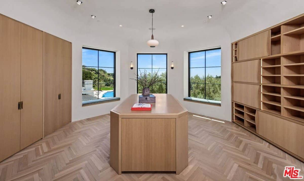 9904 Kip Drive Beverly Hills CA 90210