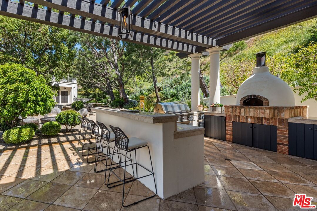 9904 Kip Drive Beverly Hills CA 90210