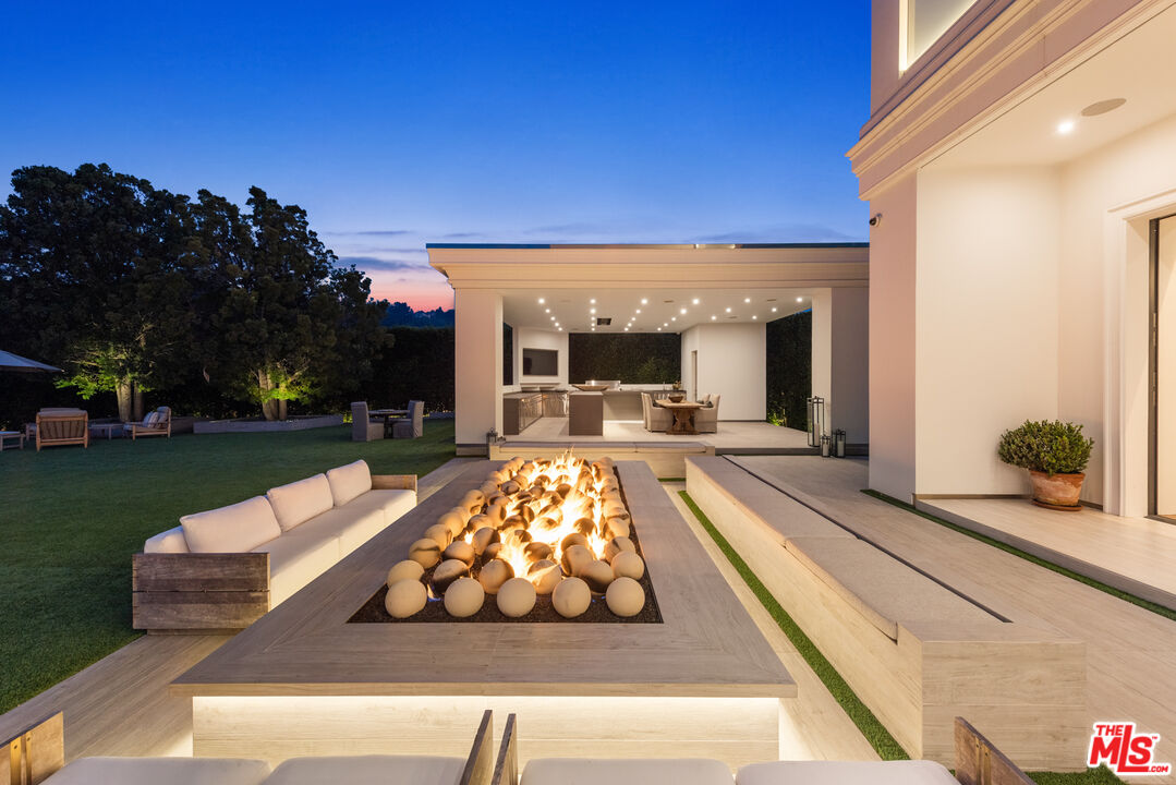 2571 Wallingford Drive Beverly Hills CA 90210