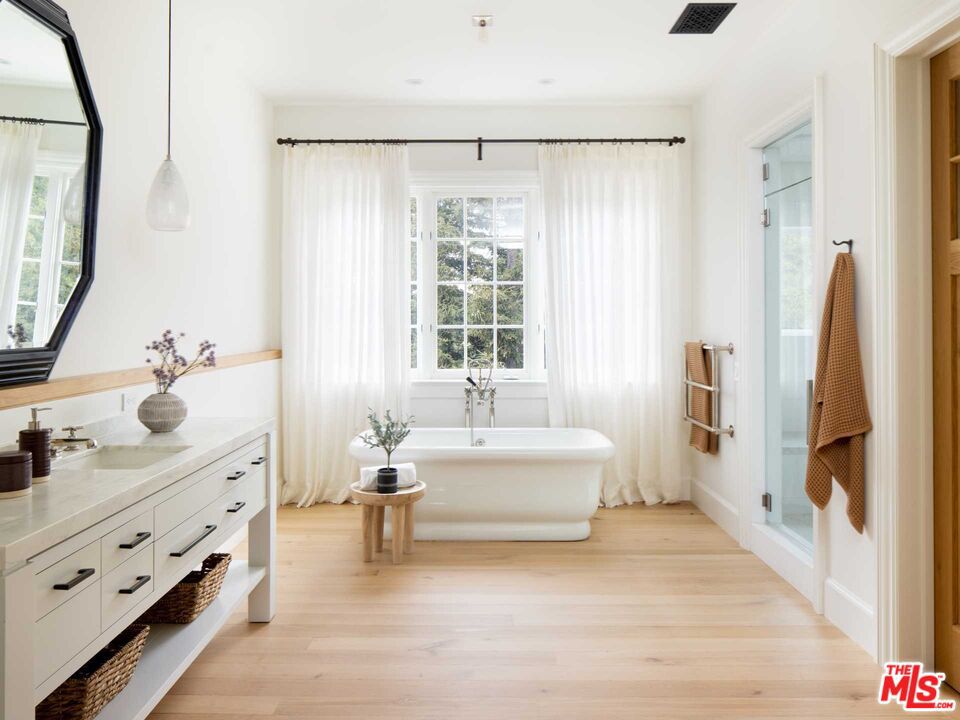 555 N Tigertail Road Los Angeles CA 90049