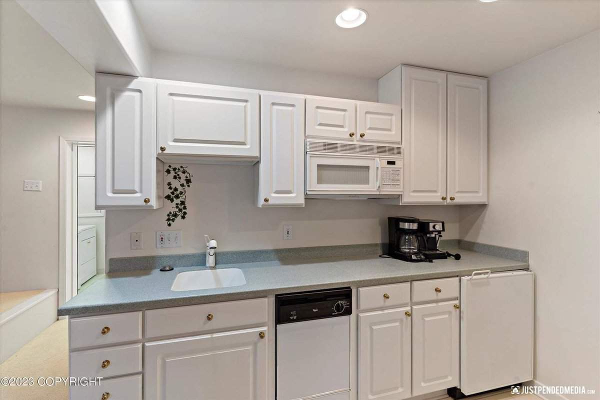 3327 Illiamna Avenue Anchorage AK 99517