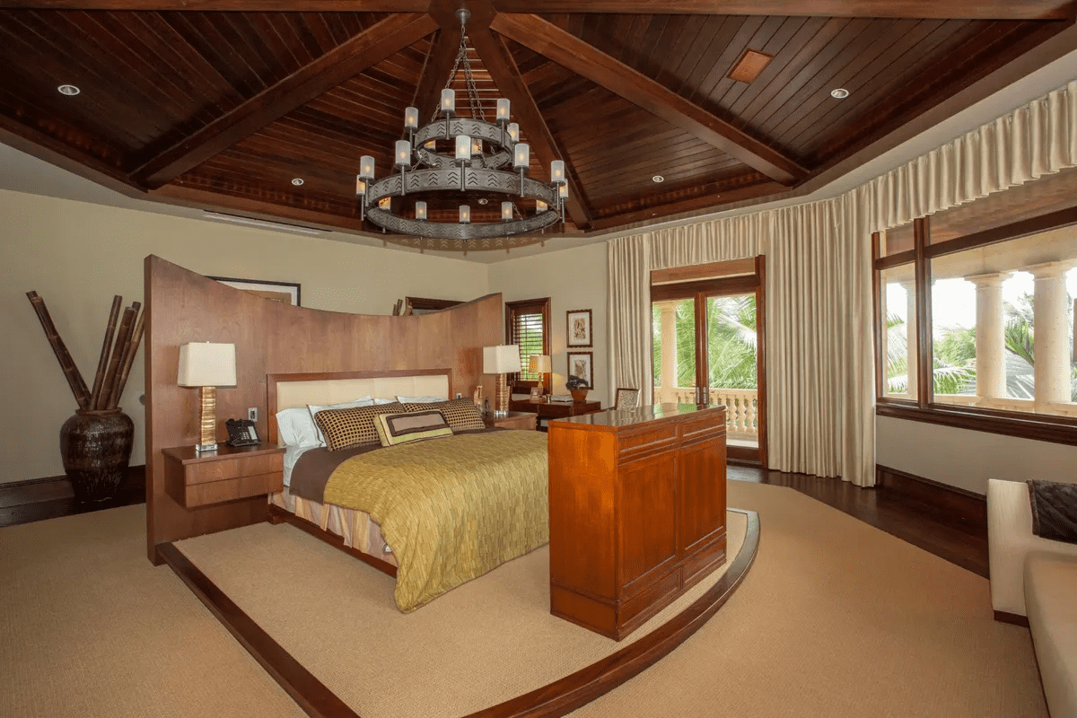 560 South Sound Road Grand Cayman KY