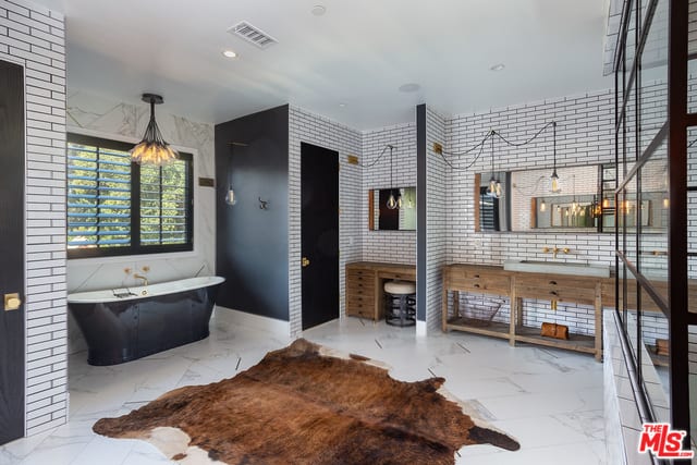 16174 Woodvale Road Encino CA 91436