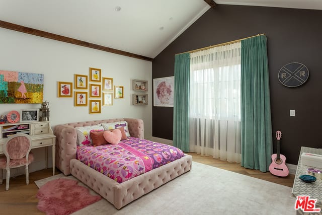 16174 Woodvale Road Encino CA 91436