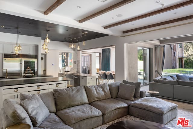 16174 Woodvale Road Encino CA 91436