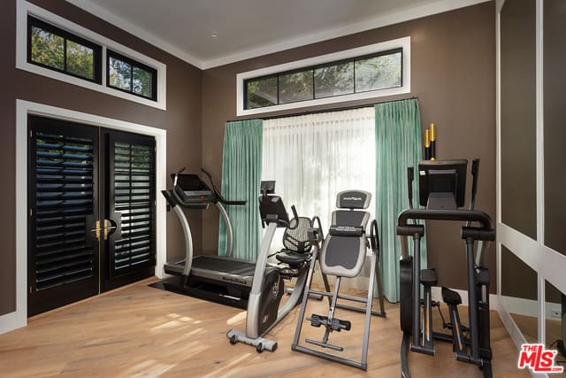 16174 Woodvale Road Encino CA 91436