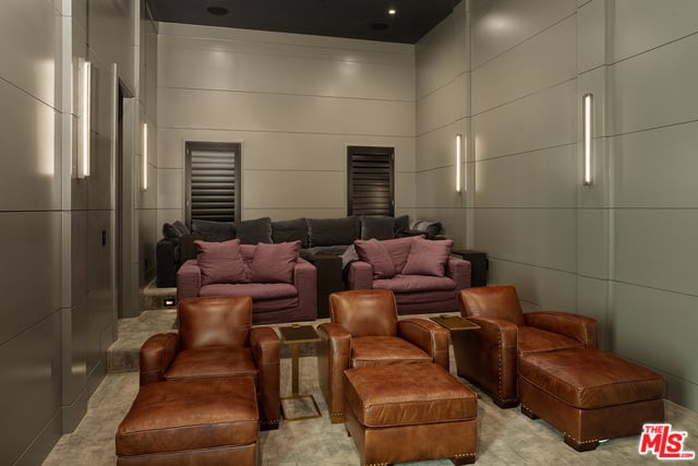 16174 Woodvale Road Encino CA 91436