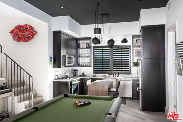 16174 Woodvale Road Encino CA 91436