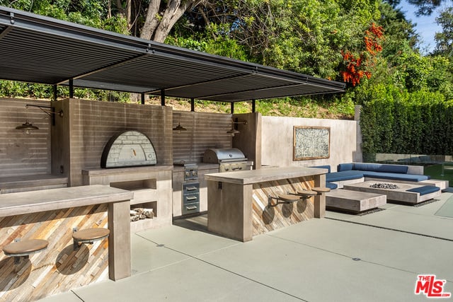 16174 Woodvale Road Encino CA 91436