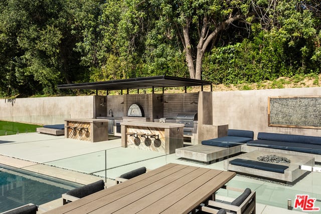 16174 Woodvale Road Encino CA 91436