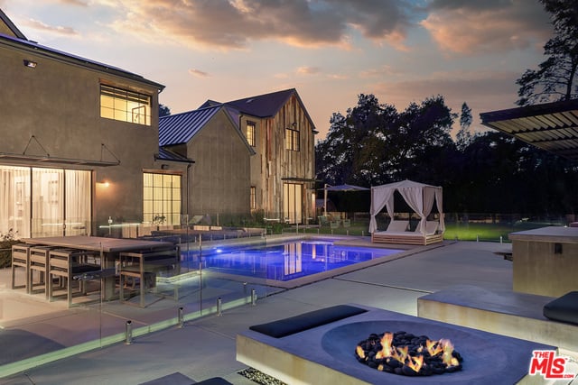 16174 Woodvale Road Encino CA 91436
