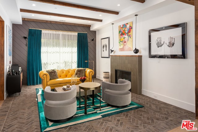 16174 Woodvale Road Encino CA 91436