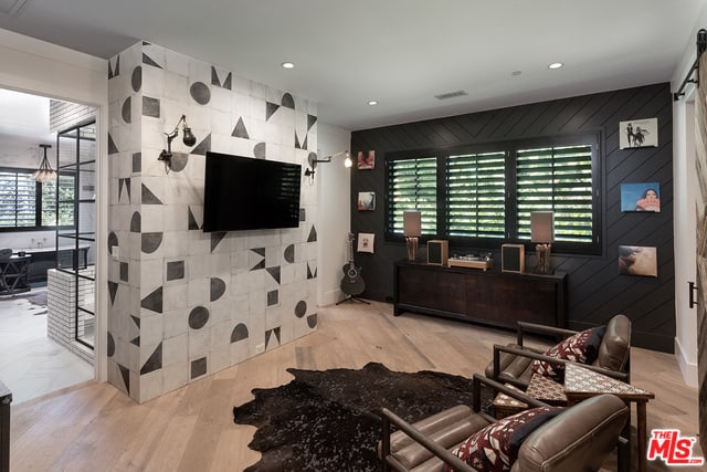 16174 Woodvale Road Encino CA 91436