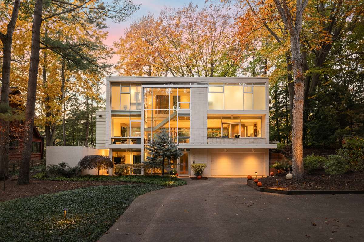 3470 Riverside Drive Saugatuck MI