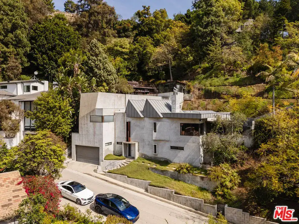 7017 Senalda Road Los Angeles CA 90068
