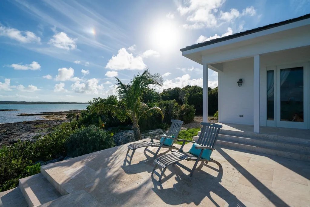 Crown Pigeon Island & Cays Eleuthera BS