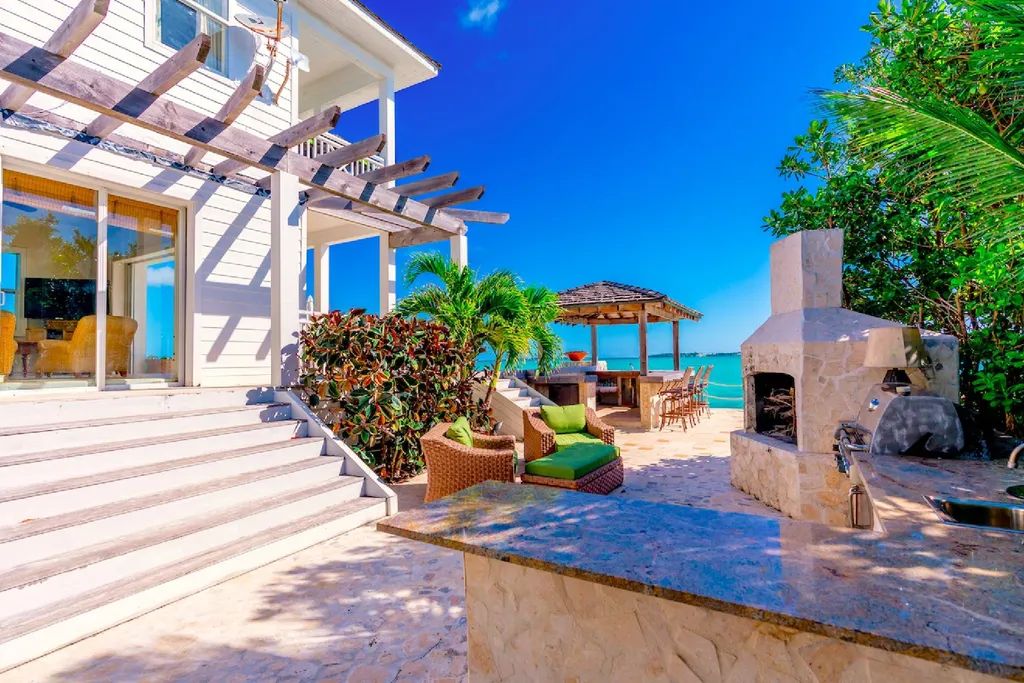 Crown Pigeon Island & Cays Eleuthera BS