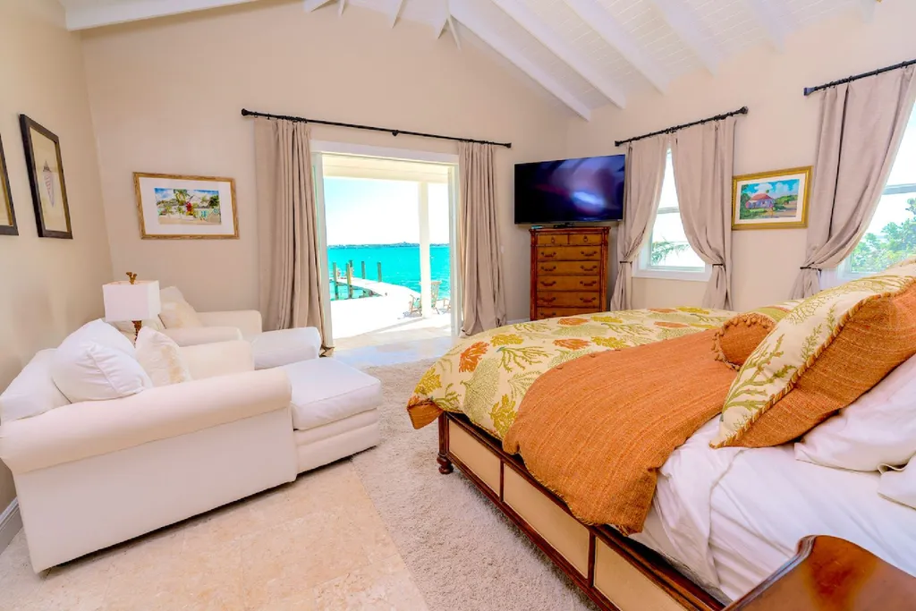 Crown Pigeon Island & Cays Eleuthera BS