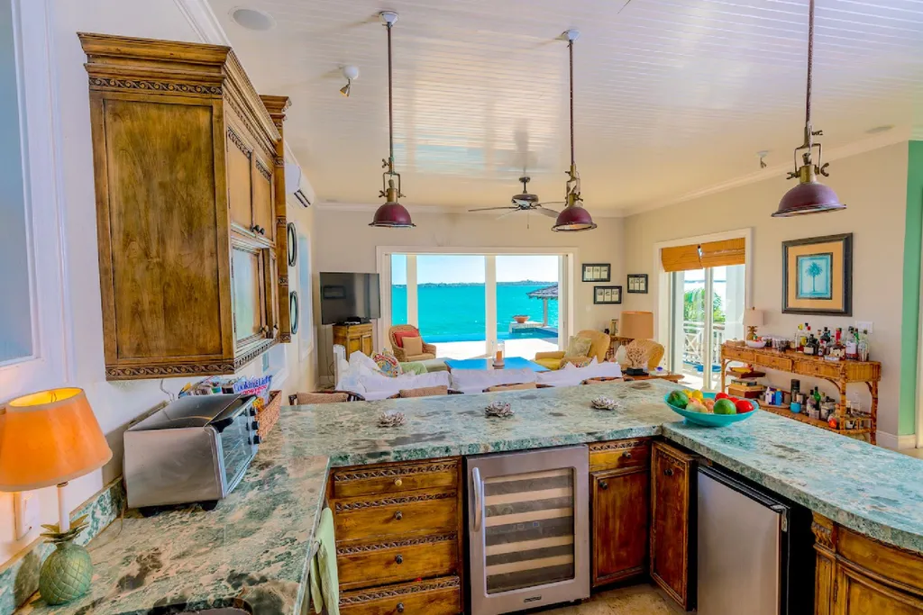 Crown Pigeon Island & Cays Eleuthera BS