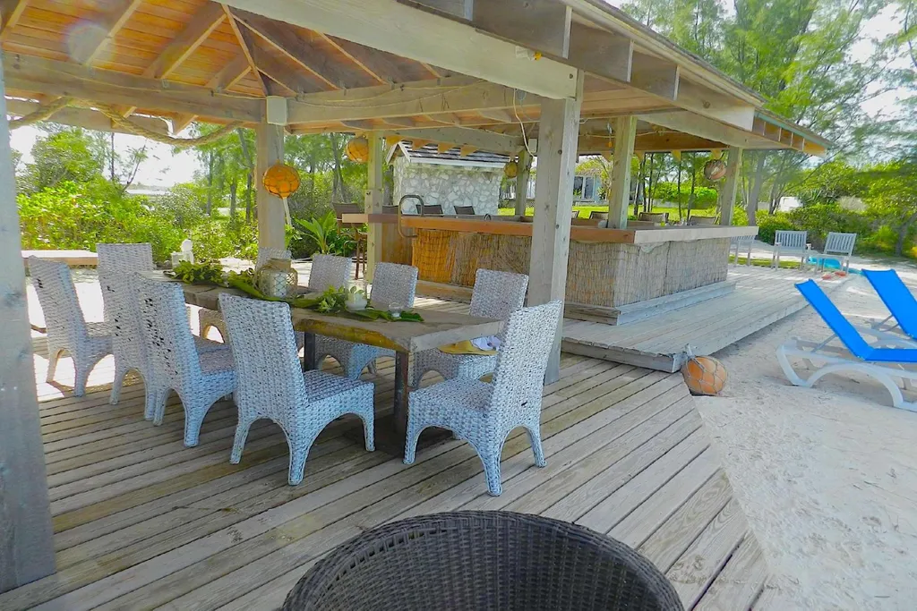 Crown Pigeon Island & Cays Eleuthera BS