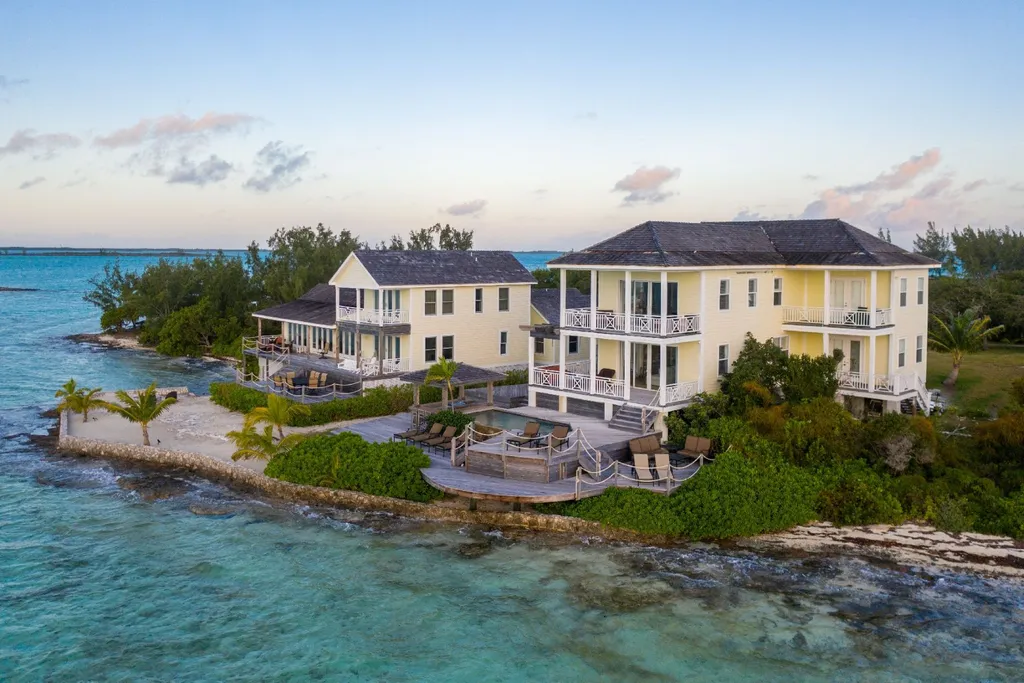 Crown Pigeon Island & Cays Eleuthera BS
