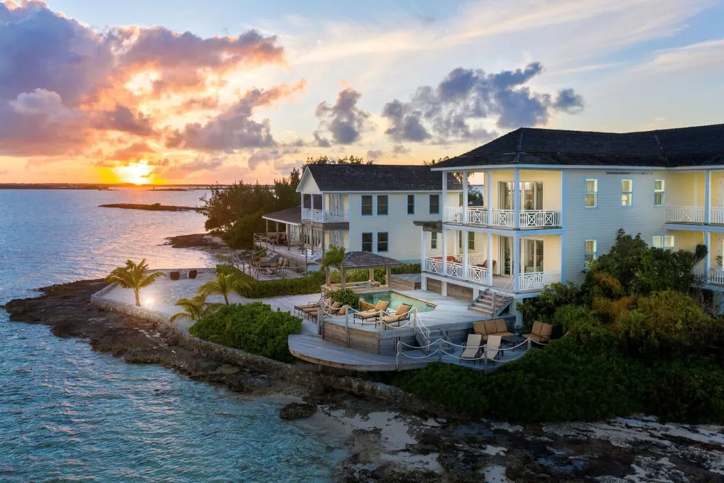 Crown Pigeon Island & Cays Eleuthera BS