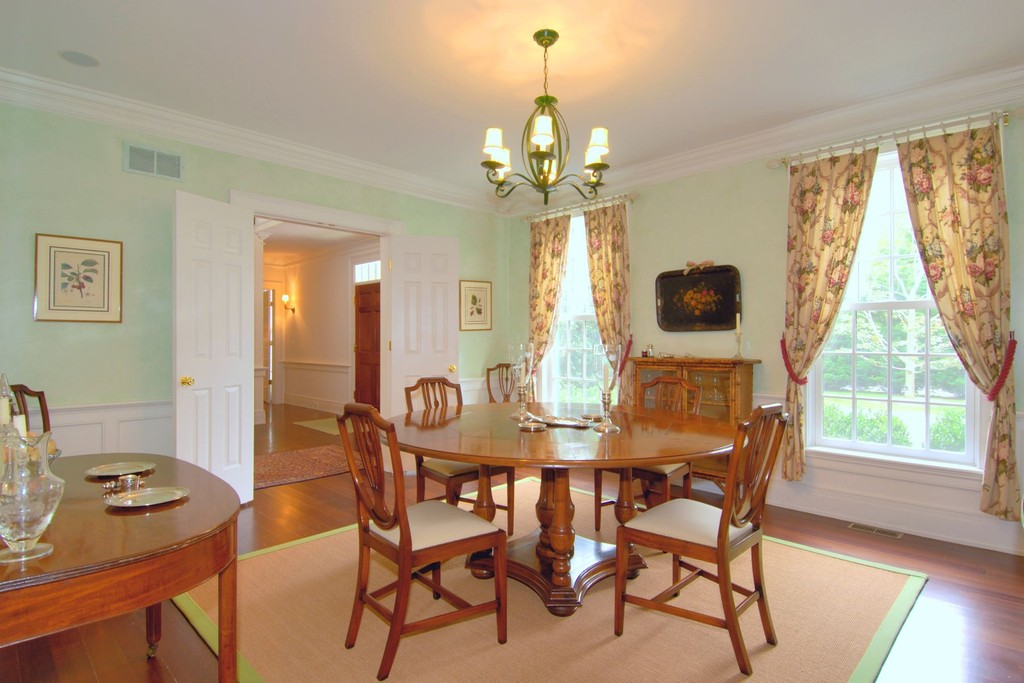 277 Toylsome Lane Southampton NY 11968