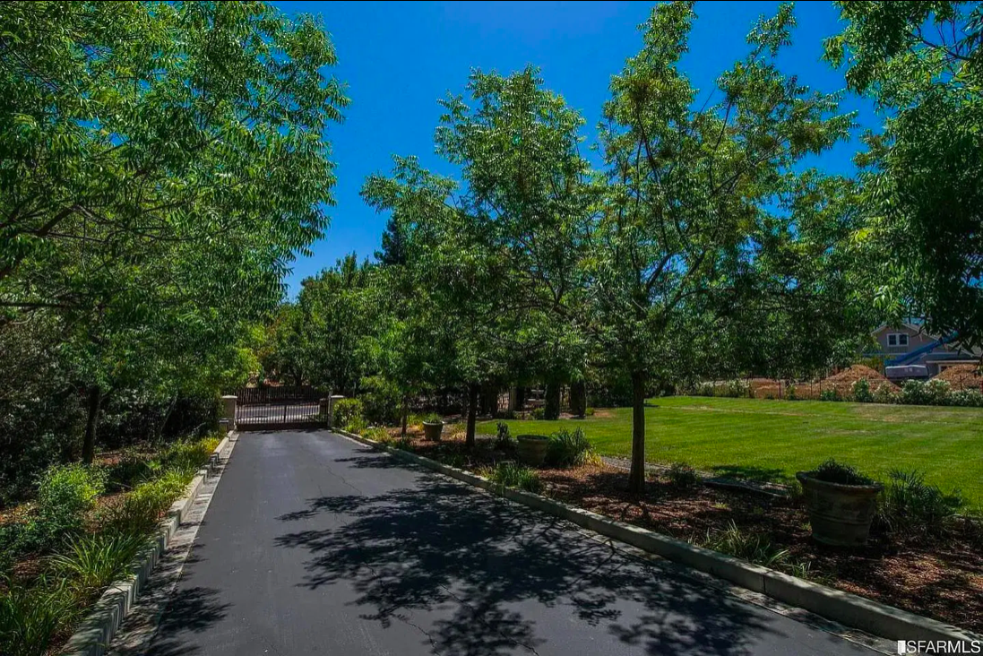 12661 Robleda Road Los Altos Hills CA 94022
