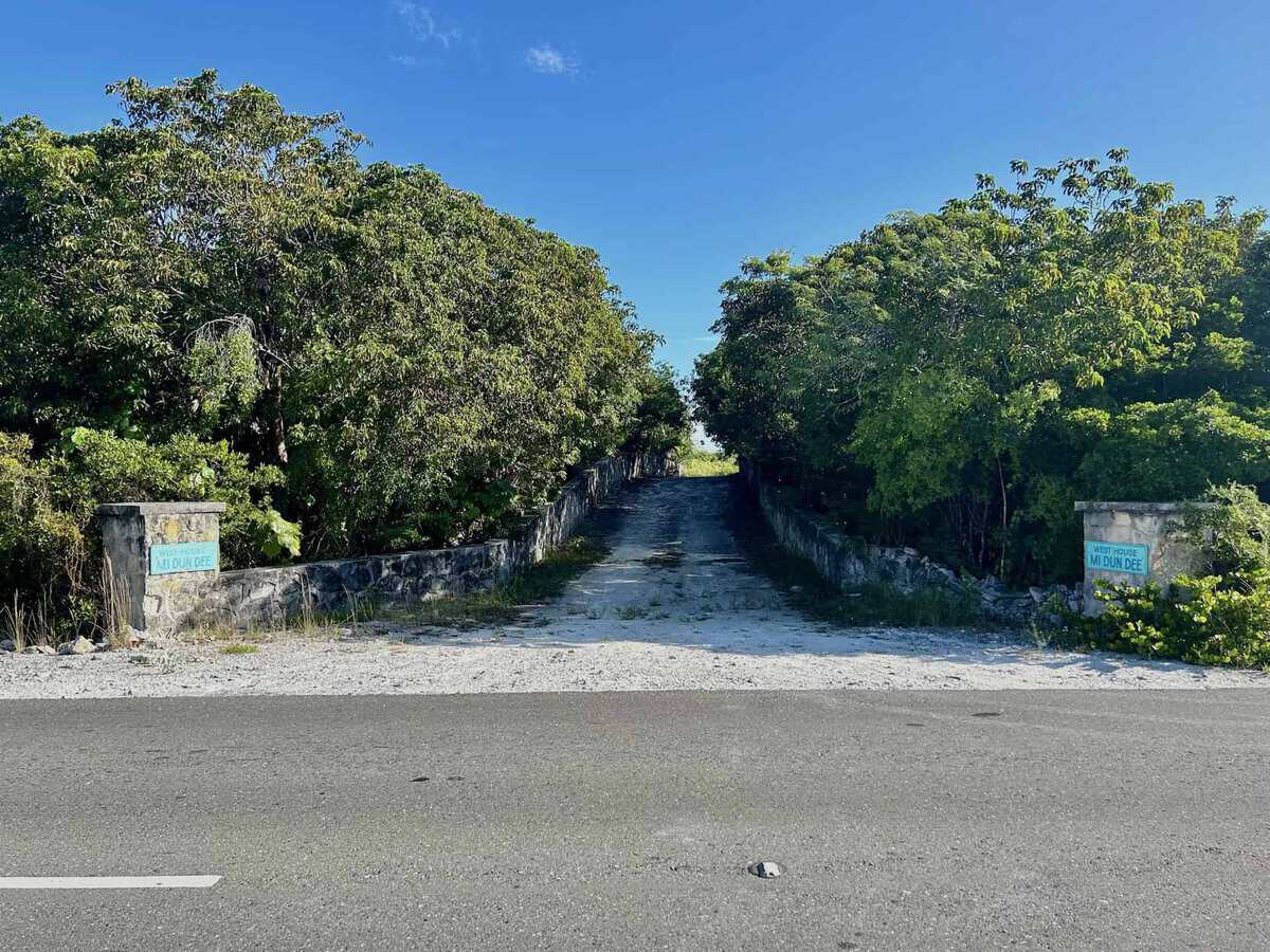 Queen's Highway Exuma BS