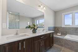 15 Venture Way Thorold ON L2V 0G9