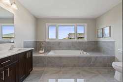 15 Venture Way Thorold ON L2V 0G9