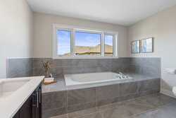 15 Venture Way Thorold ON L2V 0G9