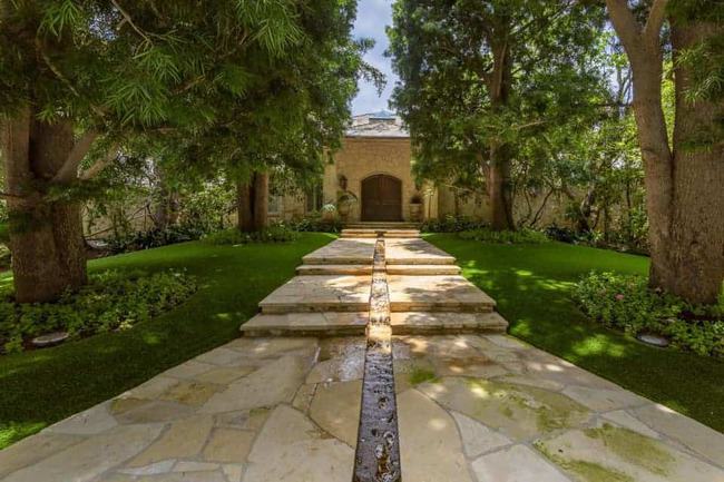 9901 Copley Dr Beverly Hills CA 90210