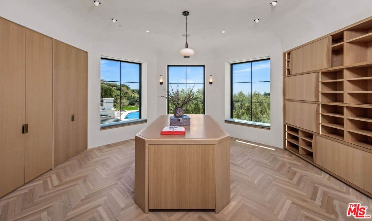 9904 Kip Drive Beverly Hills CA 90210