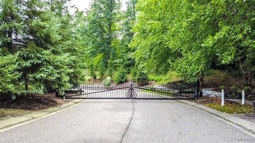7420 Inner Circle Drive Bloomfield Township MI 48301