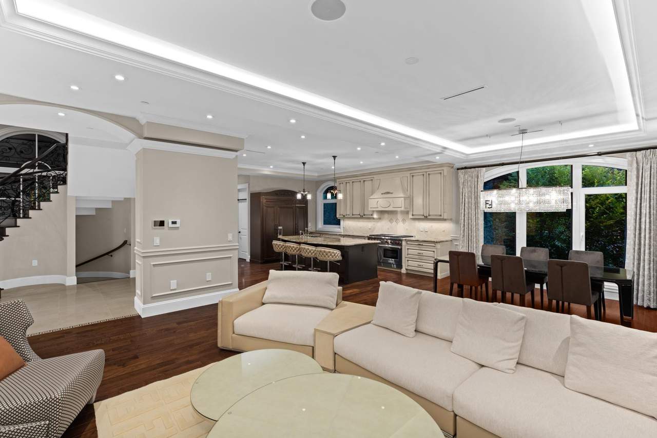 1367 Chartwell Drive West Vancouver BC V7S 2R4