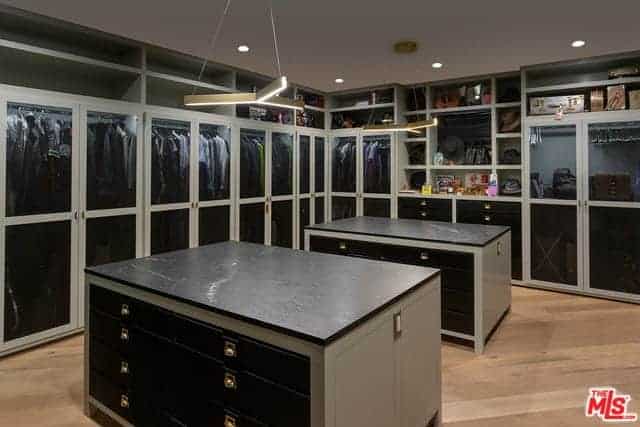 16174 Woodvale Road Encino CA 91436