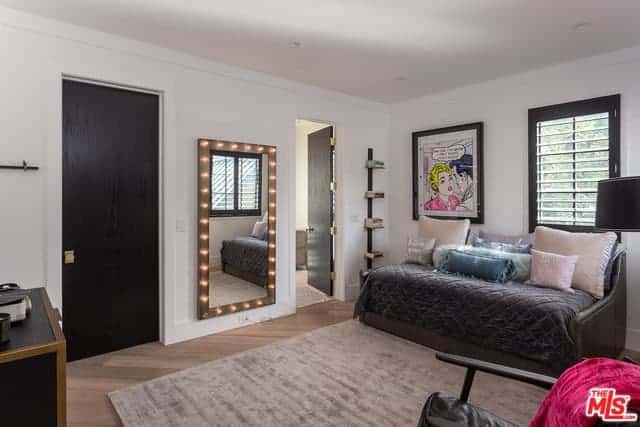 16174 Woodvale Road Encino CA 91436