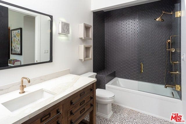 16174 Woodvale Road Encino CA 91436