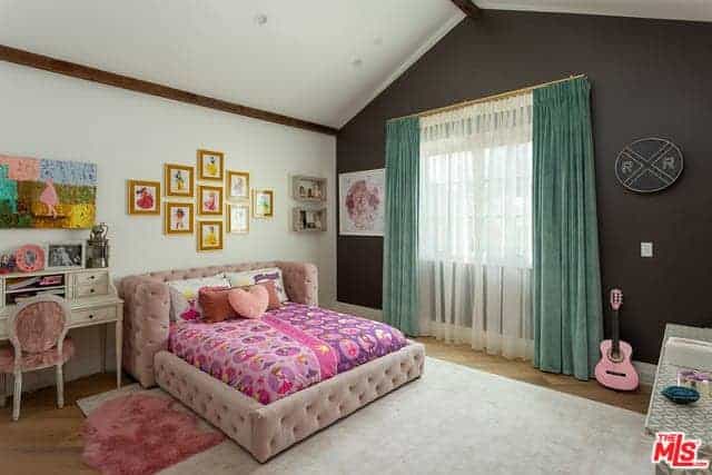 16174 Woodvale Road Encino CA 91436