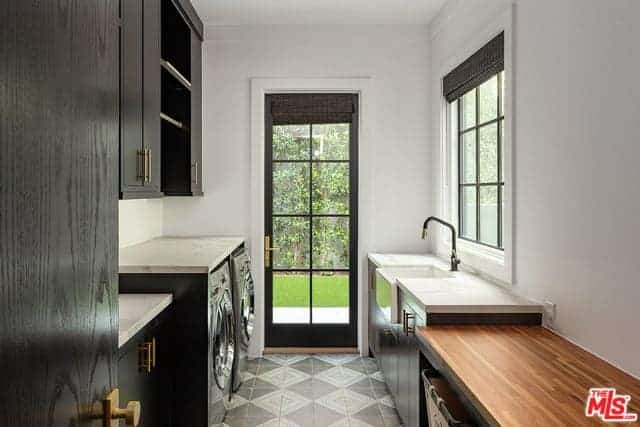 16174 Woodvale Road Encino CA 91436