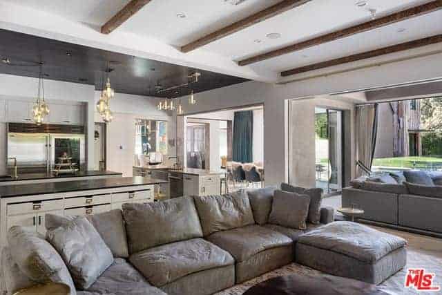 16174 Woodvale Road Encino CA 91436