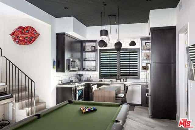 16174 Woodvale Road Encino CA 91436