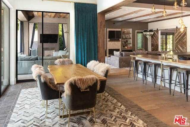 16174 Woodvale Road Encino CA 91436
