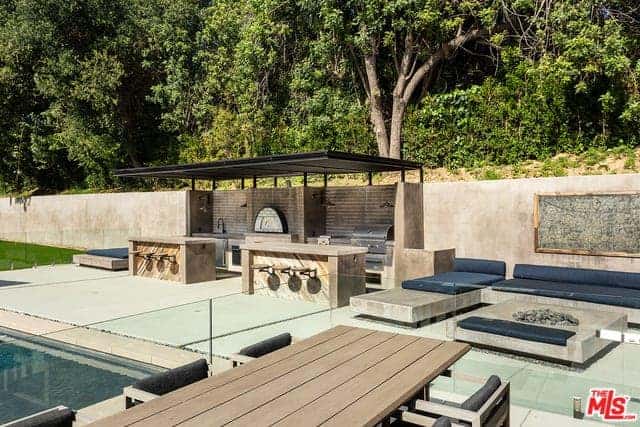 16174 Woodvale Road Encino CA 91436
