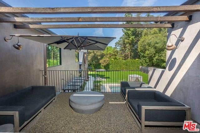 16174 Woodvale Road Encino CA 91436