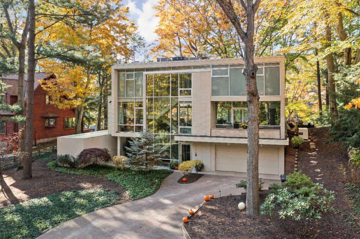 3470 Riverside Drive Saugatuck MI